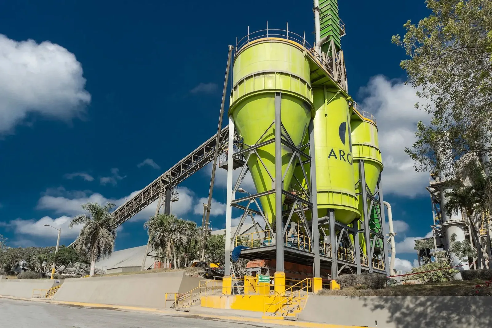 Silos de cemento Argos — Argos entre las empresas con mejor reputación corporativa en RD