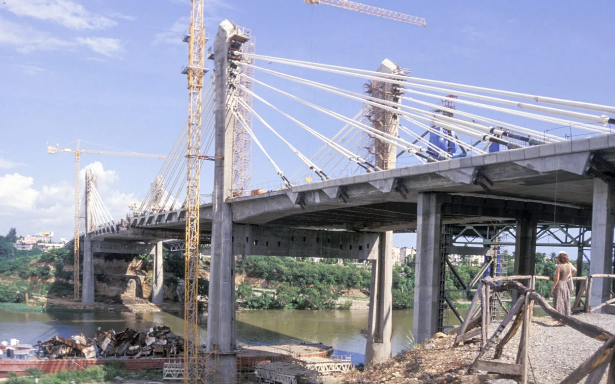 Construcción del Puente Juan Bosch, obra emblemática levantada con materiales Argos en República Dominicana